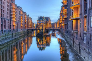 Speicherstadt Depoları Kanal, Hamburg, Almanya boyunca