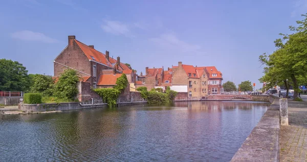Traditional red brick house and canal in Bruges, Belgium — Stock Photo, Image