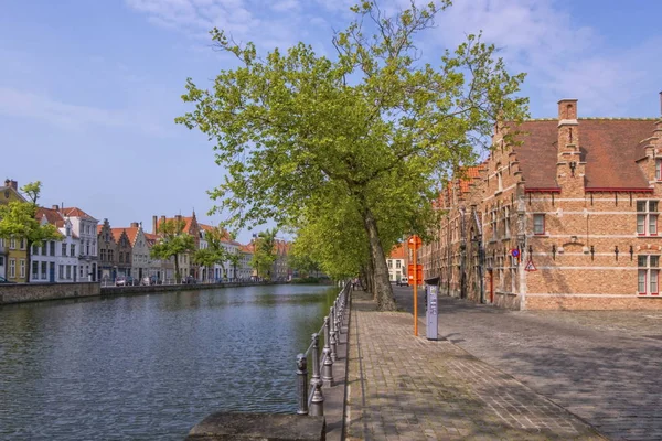 Traditional red brick house and canal in Bruges, Belgium — Stock Photo, Image