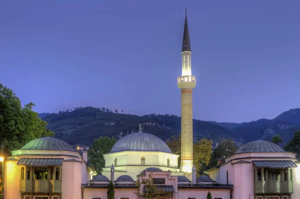 Mosquée des empereurs à Sarajevo sur les rives du fleuve Milyacka, Bosnie-Herzégovine — Photo