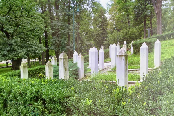 Muslimische Kriegsgräber in einem Garten in Sarajevo, Bosnien-Herzegowina — Stockfoto