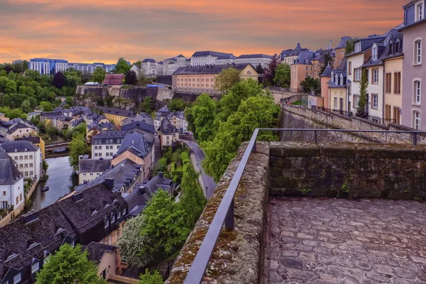 Altstadt und Corniche in der luxemburgischen Stadt — Stockfoto