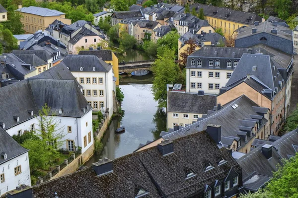 Alzette folyó és Óváros Luxembourg város tetejéről — Stock Fotó