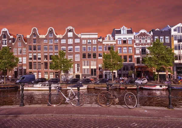 Typical buildings, canal and bikes in Amsterdam, Netherlands — Stock Photo, Image