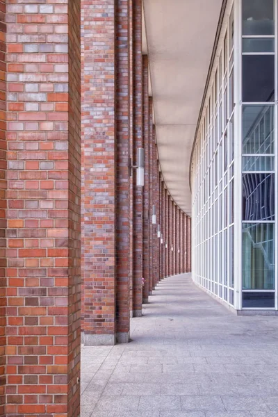 Outdoor corridor with columns in Hamburg, Germany — Stock Photo, Image