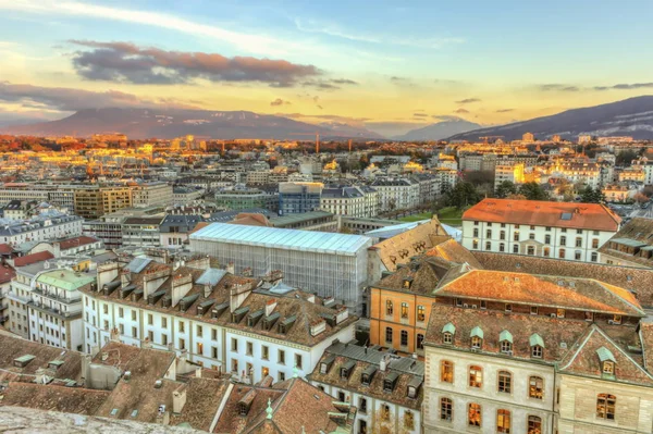 Genebra cidade e montanha Saleva, Suíça, HDR — Fotografia de Stock