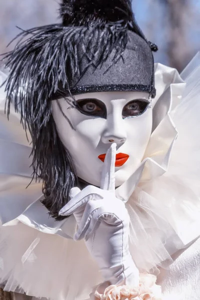 Pierrot na benátském karnevalu v Annecy, Francie — Stock fotografie