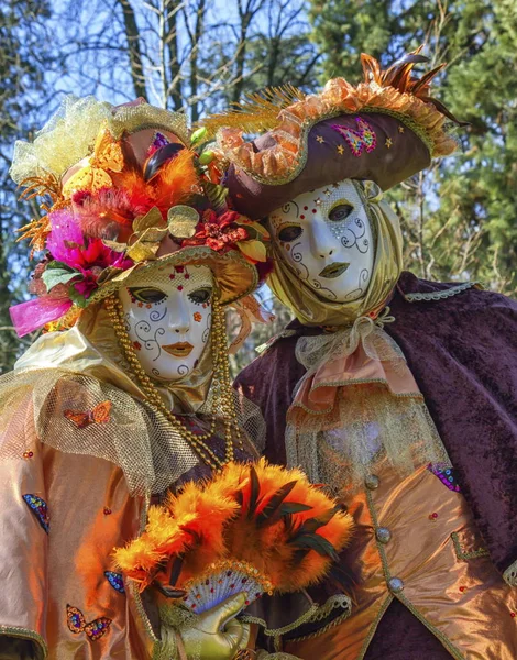 Couple at the Venetian carnival at Annecy, France — Stock Photo, Image