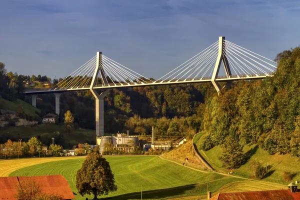 Widok słynnego mostu Poya, Fribourg, Szwajcaria — Zdjęcie stockowe