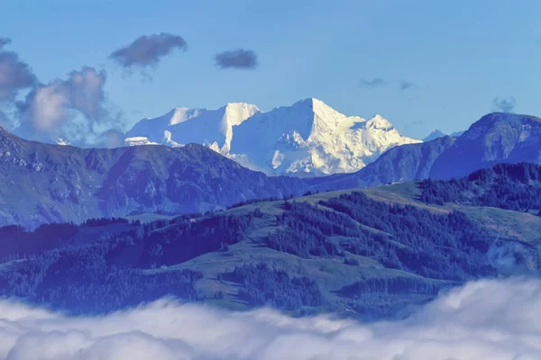 Letecký pohled na Alpy hor na mraky, pohledu na Fribourg, Švýcarsko — Stock fotografie