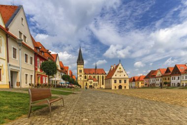 Slovakya 'nın Bardejov kentindeki Aziz Egidius Bazilikası ve belediye binası