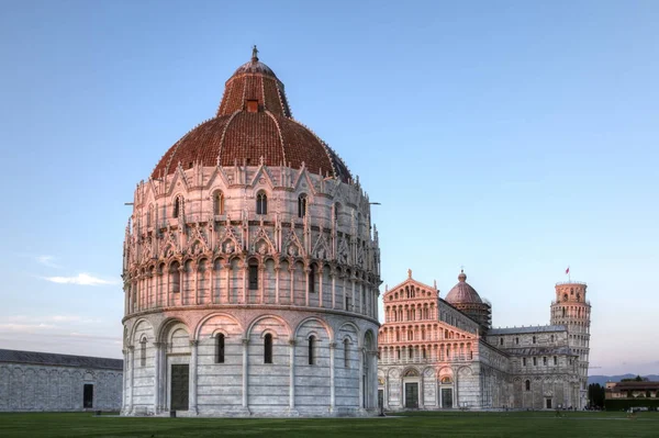 Piazza dei miracoli com a Basílica e a torre inclinada, Pis — Fotografia de Stock