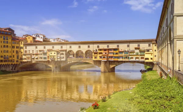 Ortaçağ taş köprüsü Ponte Vecchio Floransa, Toskana, İtalya 'da Arno nehri üzerinde — Stok fotoğraf