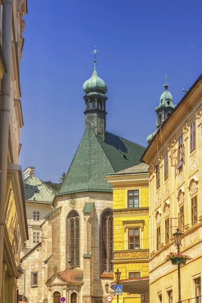 Ayuntamiento, torres de la iglesia de Santa Catalina y edificio en Banska Stiavnica, Eslovaquia —  Fotos de Stock