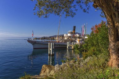 İsviçre, Montreux 'daki Cenevre Leman Gölü' ndeki eski vapur.