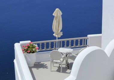 Yunanistan 'ın Caldera kentindeki Oia köyünde balkon