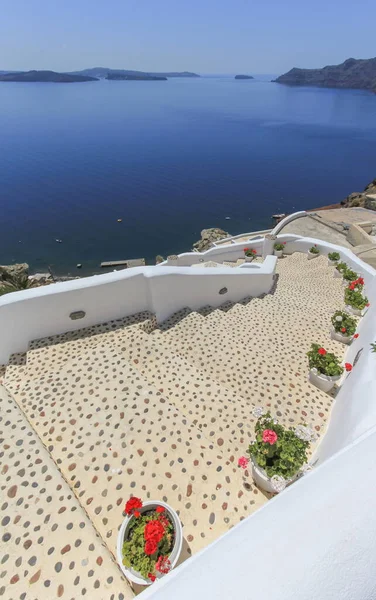 Stairs and volcano at Oia island, Greece — Stockfoto