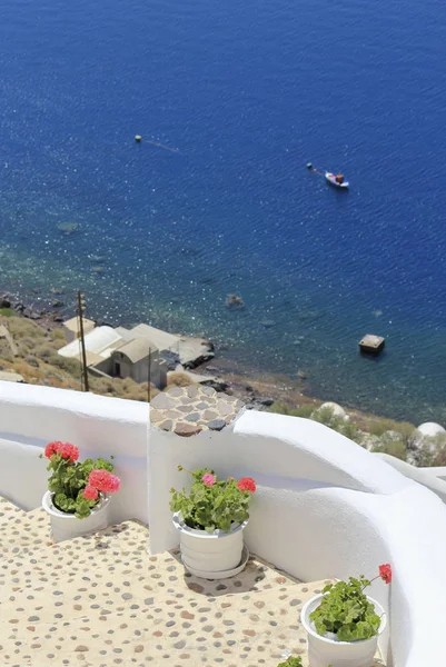 Yunanistan 'ın Oia adasında merdivenler, çiçekler ve deniz — Stok fotoğraf