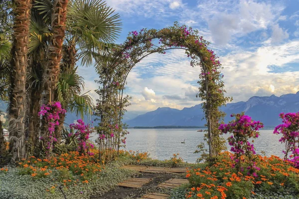 Porta feita de plantas e flores ao lado do lago Geneva Leman em Mon — Fotografia de Stock