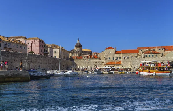 Dubrovnik old city harbor on the Adriatic Sea, South Dalmatia re — 스톡 사진