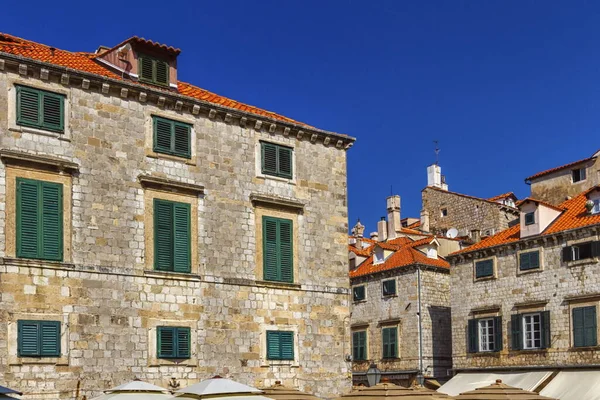 Dubrovnik casas antiguas de la ciudad en el mar Adriático, Dalmacia del Sur, Croacia —  Fotos de Stock