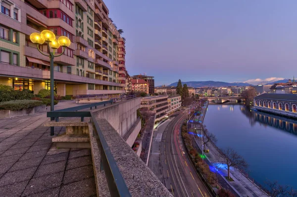 Fleuve Rhône et bâtiments anciens, Genève, Suisse - HDR — Photo