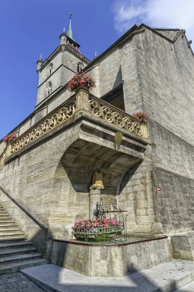 Iglesia y fuente colegiata Saint-Laurent en Estavayer-le-lac, Friburgo, Suiza — Foto de Stock