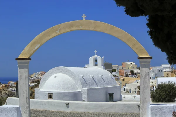 Pequeña iglesia blanca en Oia, isla de Santorini, Grecia —  Fotos de Stock