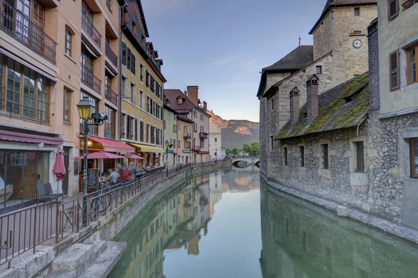 Quai de lIle och kanal i Annecy gamla stad, Frankrike, HDR — Stockfoto