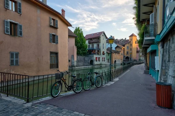 Calle en la ciudad vieja de Annecy, Francia, HDR — Foto de Stock