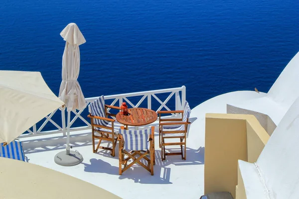 Uitzicht vanaf een balkon bij Oia village in de Caldera, Griekenland — Stockfoto