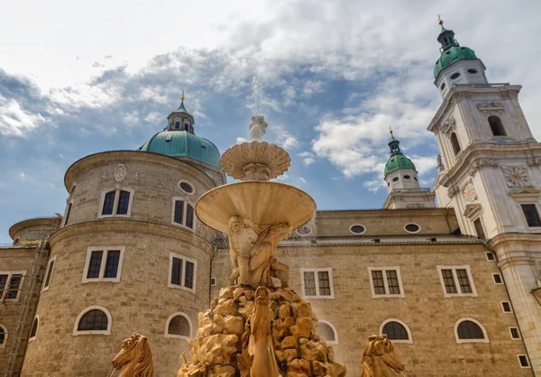 Fontana di cavalli di fronte alla Cattedrale nel centro storico di Salisburgo, Austria — Foto Stock