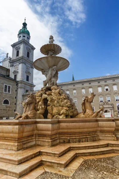 Fuente de caballos frente a la Catedral en el casco antiguo de Salzburgo, Austria — Foto de Stock