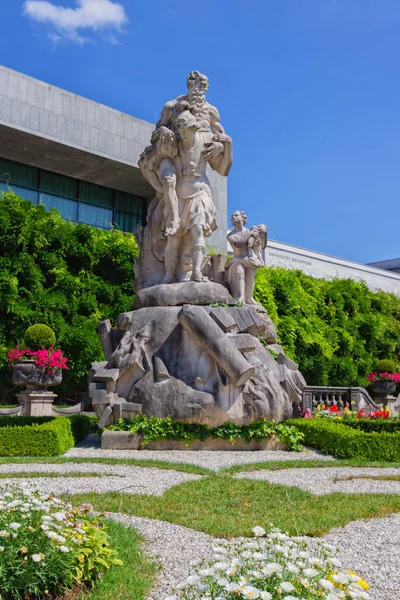 Estátua nos jardins Mirabell, Salzburgo, Áustria — Fotografia de Stock