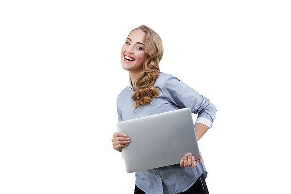 Γραφείο ελκυστική γυναίκα με χαρούμενο χαμόγελο κρατώντας το laptop στο μέτωπο — Φωτογραφία Αρχείου