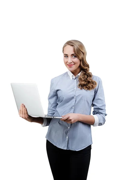 Улыбающаяся офисная женщина с светлыми волосами, держащая ноутбук — стоковое фото
