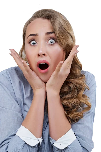 Schockierte junge Frau mit geöffnetem Mund, der ihre Wangen berührt Stockbild