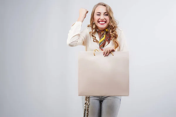 Nákupní žena držící nákupní tašky a radost Stock Snímky