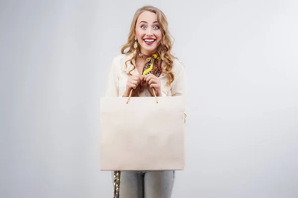 Alışveriş torbaları ile güzel kadın portresi Telifsiz Stok Fotoğraflar