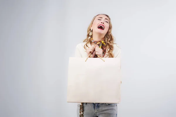 Porträt einer emotionalen Frau mit Einkaufstüten Stockbild