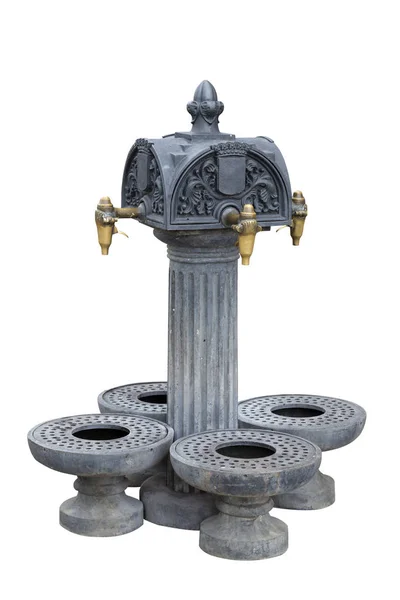 白の水飲み場に分離された 4 つの真鍮栓 — ストック写真