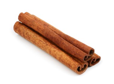 Beyaz arka plan üzerinde izole tarçın