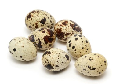 Beyaz arka planda izole edilmiş bıldırcın yumurtası.