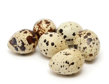 Beyaz arka planda izole edilmiş bıldırcın yumurtası.