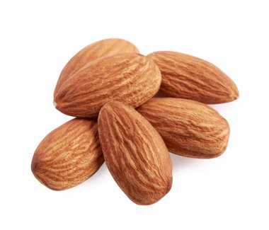 Beyaz arkaplanda yalıtılmış badem fıstığı