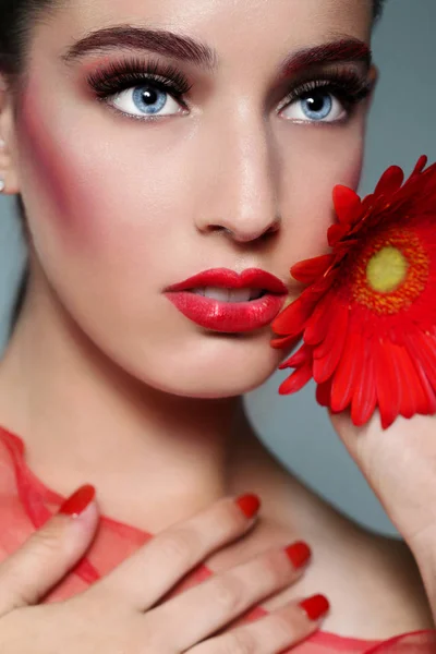 Retrato de uma linda menina da moda — Fotografia de Stock