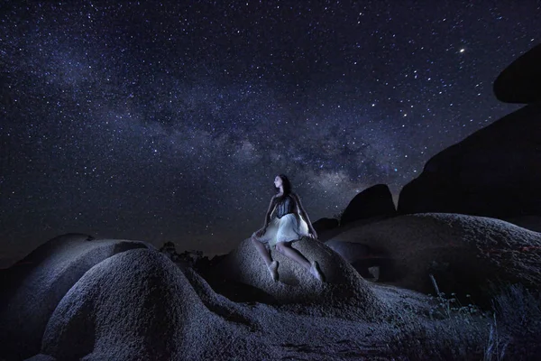 Ballerino da solo sotto la Via Lattea nel Parco Nazionale di Joshua Tree U — Foto Stock