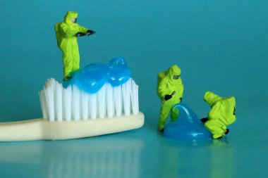 Minyatür çalışan işçiler, dental işlemler gerçekleştirme. Diş Office Ar