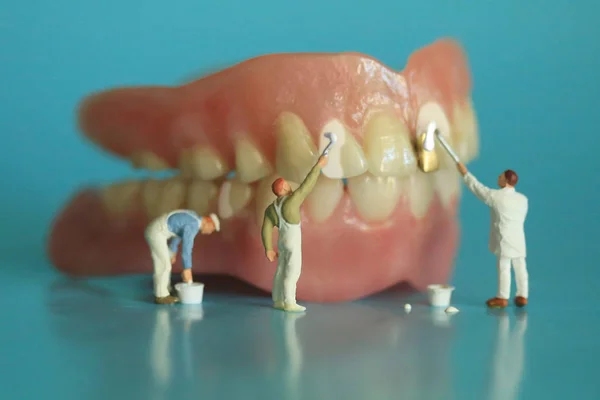 Trabalhadores em miniatura realizando procedimentos dentários. Odontologia Ar — Fotografia de Stock