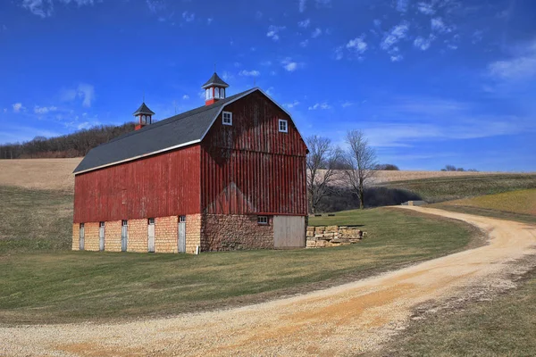 和平红色谷仓在农村爱荷华州，美国 — 图库照片